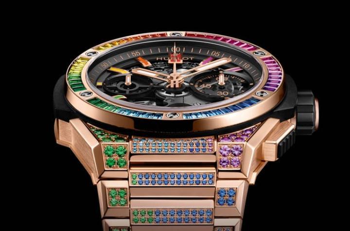 宇舶于两款皇金表壳的Big Bang Integrated手表上，结合彩色宝石镶嵌元素，呈现华丽缤纷视觉效果。