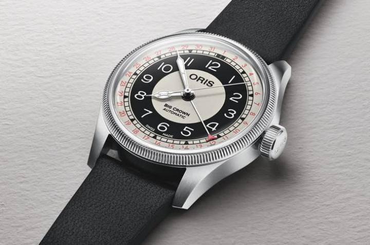 Big Crown Bullseye 指针式日期表复刻 1920 年代经典风格，承袭 1938 年飞行表设计精神，彰显历史传承理念。