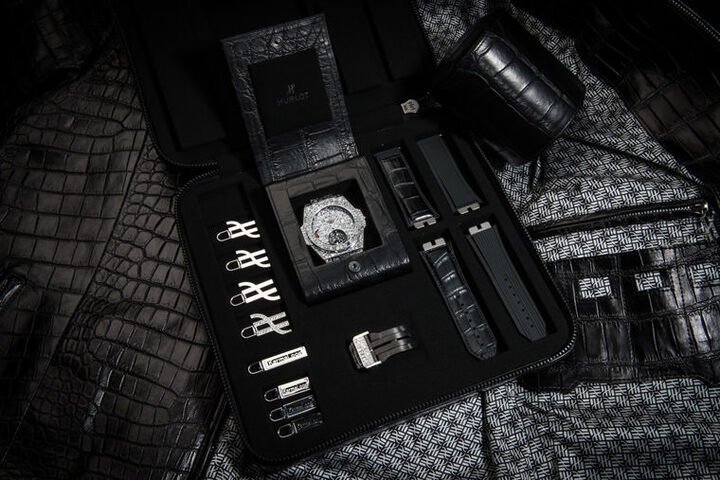 两品牌联手打造了一个小尺寸表盒，里面包含表带、夹克拉链与替换表扣，豪华程度令人叹为观止