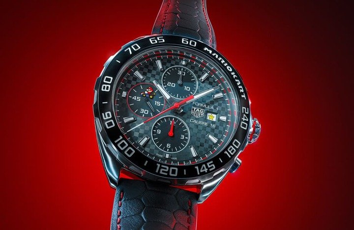 TAG HEUER X Mario Kart玛利欧赛车联名限量计时码表采用不锈钢表壳搭配陶瓷表圈，皮表带还印有龟壳图案，整体以黑红配色诠释赛车热血感。
