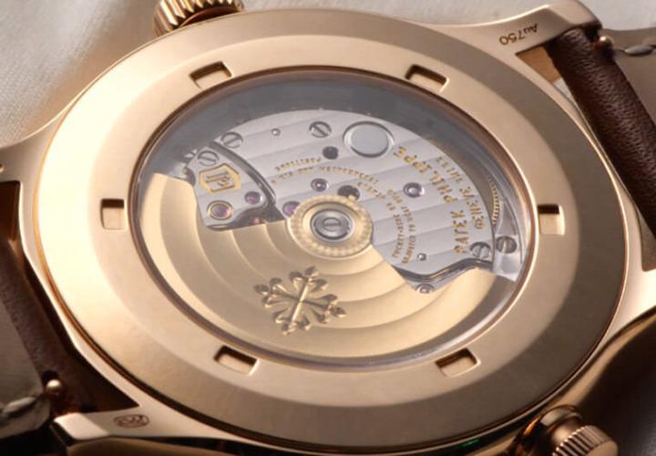 324 S C FUS就是在标准的324机芯上加装两地时间模组，不过相关模组都位在面盘侧，从表背看到的就是一般的324。机芯具备PP印记，另外游丝的部分换装了硅材质的Spiromax®