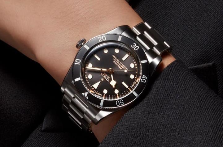 Black Bay 54表径缩小至37mm，更接近20世纪中期手表的设定，以目前标准属于中性尺寸，无论男女佩戴皆合适。
