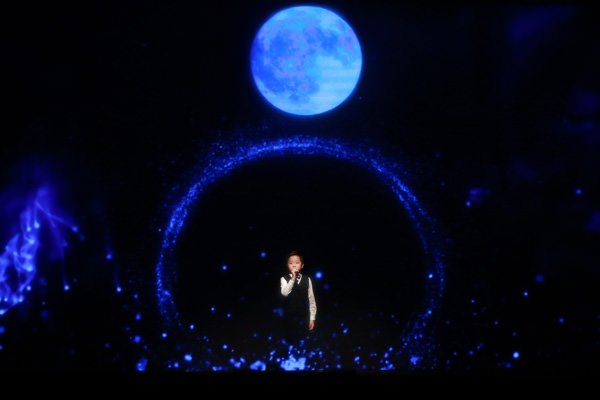 清澈纯净的童声独唱表演，蕴含着人类遥望 明月与星空的遐思，对未知的探索和对宇宙的畅想