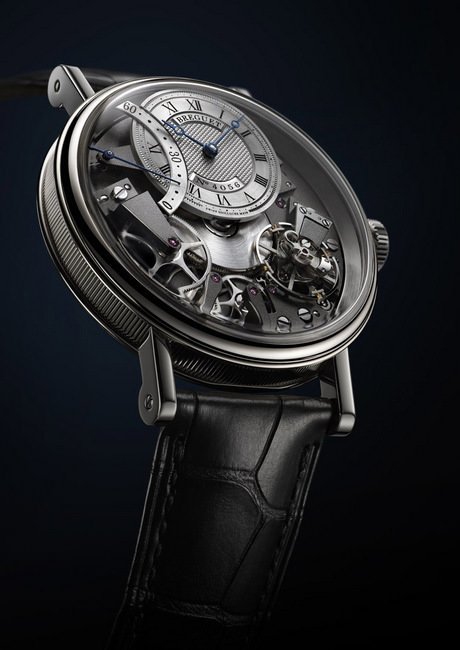  Tradition Automatique Seconde Rétrograde 7097腕表表壳以18K白金铸造，带有精细表框坑纹。 表盘以镀银18K金打造，12时位偏心表盘饰以手工镌刻图案，备有独立编号及宝玑签名