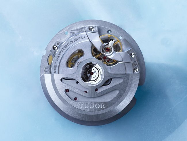 TUDOR North Flag腕表搭载帝舵MT5621型号机芯，大范围喷砂，添加细节或太阳光线效果并且缕空中央摆铊，工艺细腻而精准
