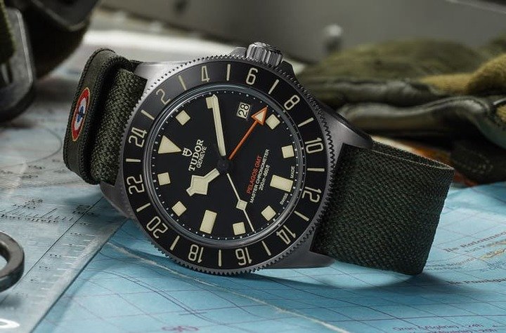 帝舵推出导入两地时间功能的Pelagos FXD新作，手表以钛金属制作42mm带有固定式表带杆的特色表壳。