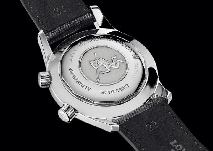 旋入式底盖通常可以见到能被旋转开阖的边角或凹孔，比起压入式底盖的圆滑平整线条有所不同