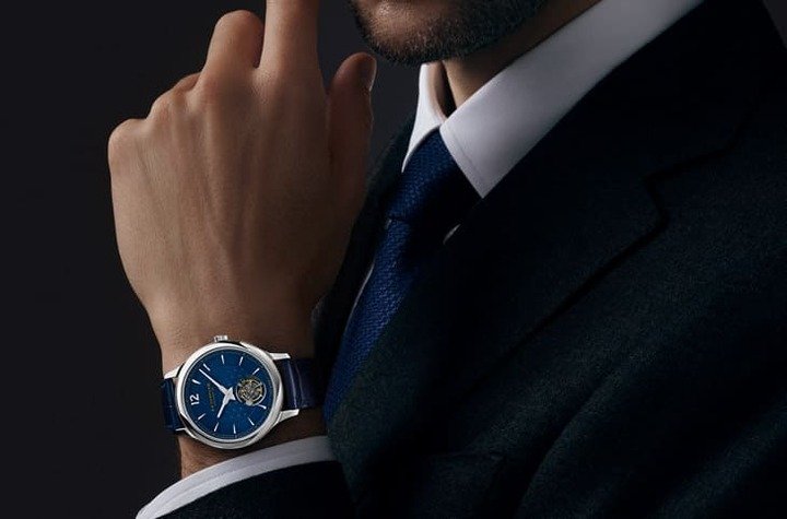 萧邦的L.U.C XPS Tourbillon Volant改用白金材质搭配蓝色面盘，限量发行仅50只。