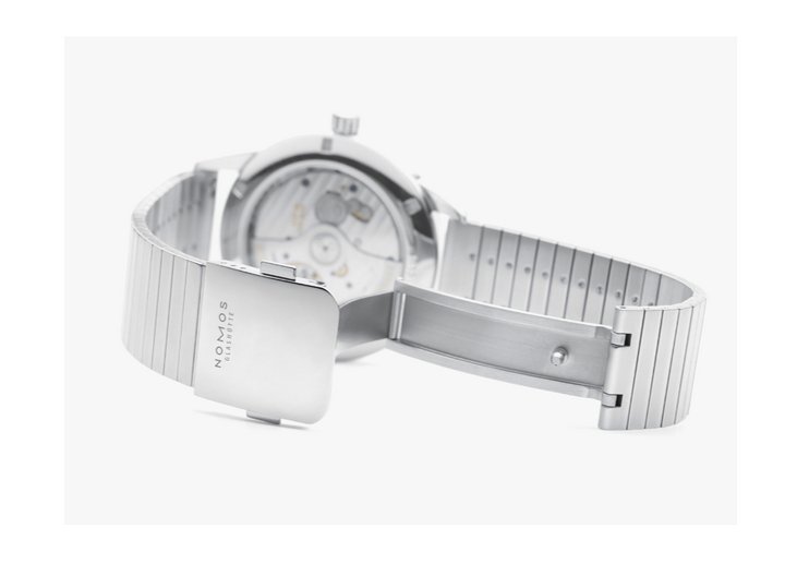 NOMOS钢织手环表带非常待用，由145个独立零件手工精制而成，并搭配优雅的蝴蝶扣