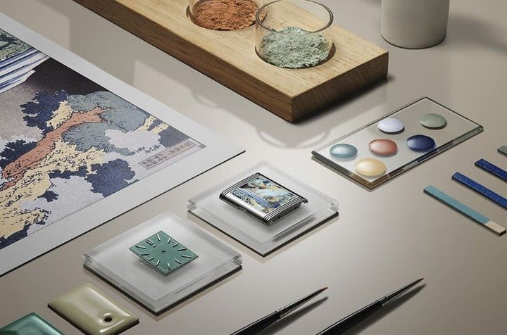 积家的珐瑯工艺师透过釉彩呈现葛饰北斋名画，笔触细腻仿佛像是原版画作重现。