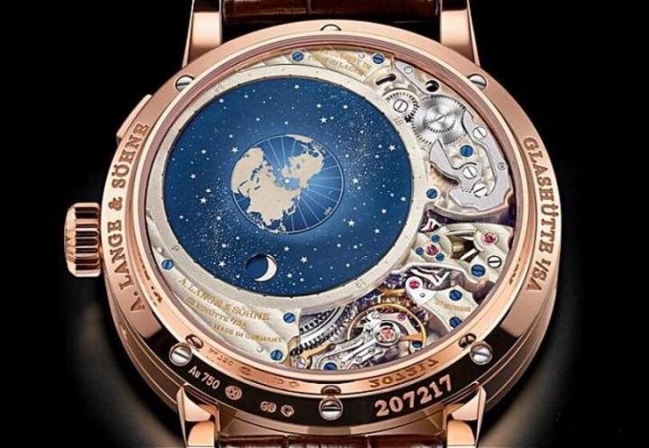 轨迹月相绚丽的视感刺激挟带多元而实用的天文资讯， 将表背的赏玩价值推向崭新高峰