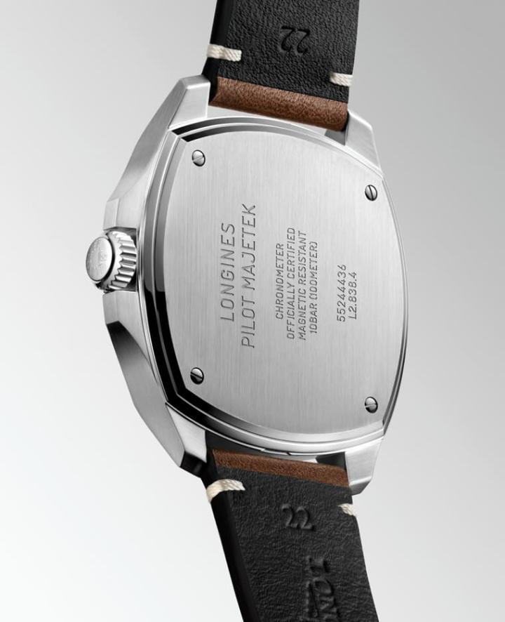 表款背面刻有手表相关资讯，风格颇有军用品的风范。