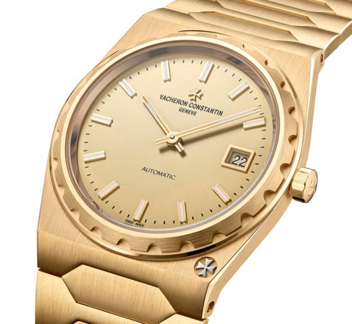 江诗丹顿全新推出Historiques系列222腕表，从当代视角重塑1977年问世的传奇名作 222“Jumbo”腕表。