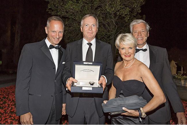 朗格总裁Wilhelm Schmid（左）颁发LANGE 1 TIME ZONE 「Como Edition」予优胜者Albert Spiess及其妻子，BMW Group Classic主席Ulrich Knieps（ 相中右侧：）