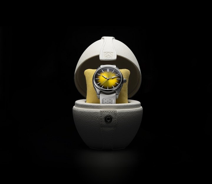 特别以蛋型表盒盛装的开拓者大三针太阳蛋腕表Pioneer Centre Seconds Sunny-Side Up，无疑亨利慕时复活节前夕送给表迷们的最佳彩蛋。