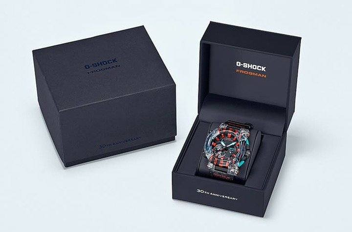 GWF-A1000APF-1A拥有G-SHOCK特别设计的30周年专属特殊外盒包装，低调的黑色外观更能衬托手表灿烂鲜艳的造型。