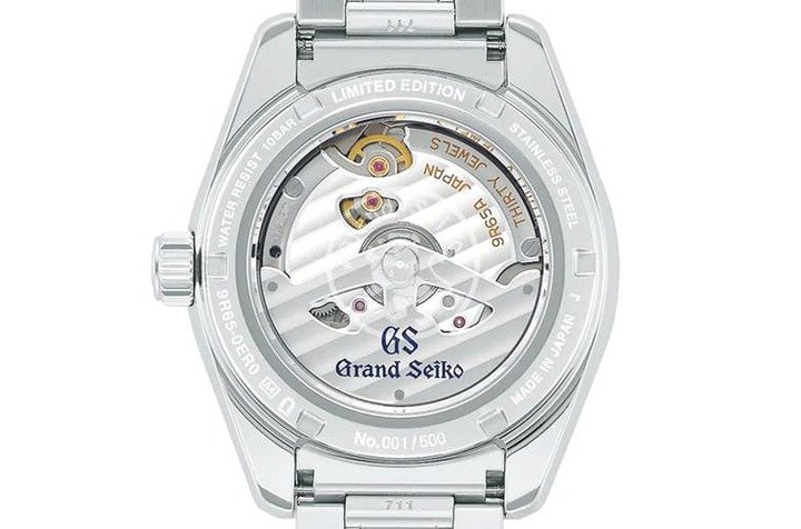 表背可见9R65 Spring Drive机芯，它的动力储存有3日，走时精准度为每日±1秒。
