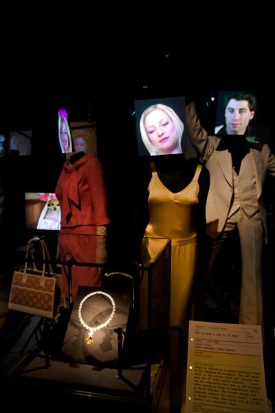 好莱坞戏服展展品之海瑞温斯顿艳黄刚玉钻石项链 为配合2003年的浪漫喜剧片《十日拍拖手册》里凯伦·派奇设计的戏装，海瑞温斯顿特意为剧中女主角扮演者凯特·哈德森精心打造了一款项链——这也是此次展览中唯一的高级珠宝。 主石为51.94克拉八角形切工艳黄刚玉 旁衬马眼型、水滴型、圆形明亮式切工钻石，共重43.92克拉