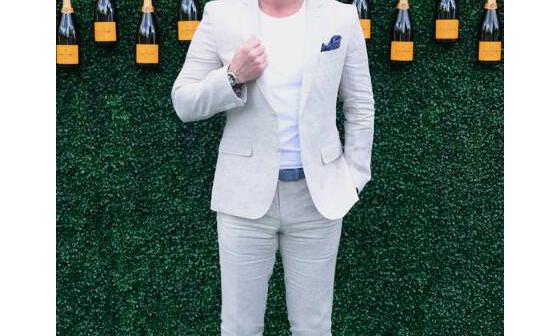 卢克·伊万斯佩戴万宝龙4810系列两地时腕表