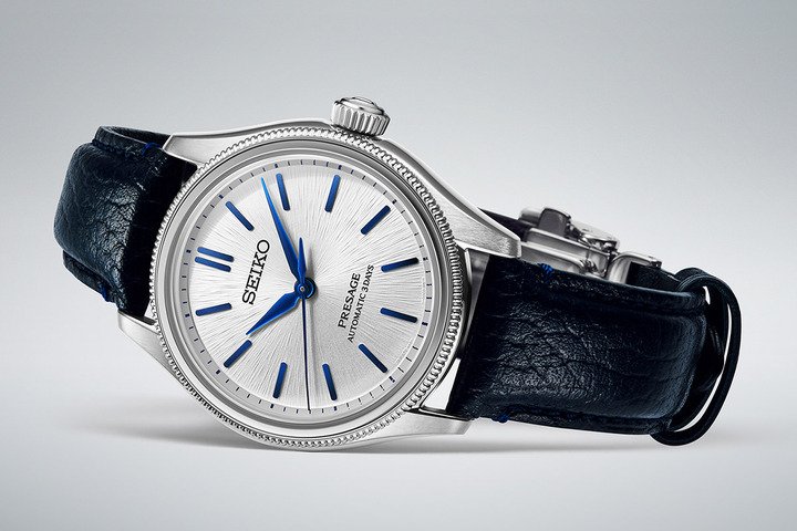 Seiko Presage 145 周年纪念表款 HCC004，采用小巧的 36 毫米表壳，线条柔和流畅，佩戴在腕间散发着温暖而古典的气息。