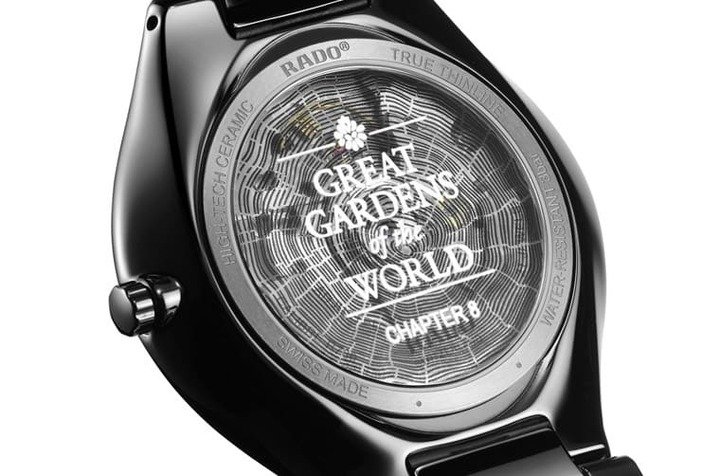 表背都印上树木年轮图案以及”GREAT GARDENS OF THE WORLD”字样和手表所属的章节编号。
