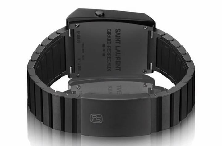 表背的钛金属以PVD技术镀上黑色，并同时刻上芝柏表与圣罗兰的品牌Logo，同时手表的限量编号也刻在底盖上彰显收藏价值。