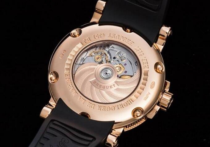 对于忠于系列原味的人来说，Marine GMT 5857海军风经典元素的表底盖无疑是绝大的惊喜