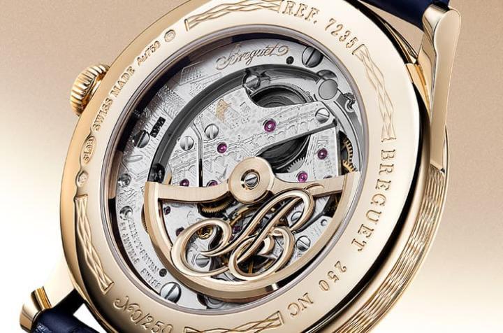 502.3.DRL 机芯搭载偏心 18K 金自动盘，矽质擒纵与游丝提升稳定度与抗磁性。