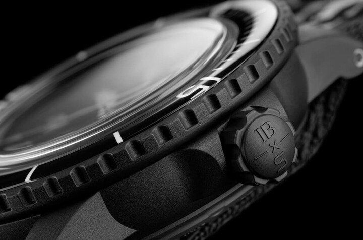 SWATCH x BLANCPAIN的Bioceramic Scuba Fifty Fathoms手表2024年新增一款Ocean Of Storms（风暴洋），外观改成黑色生物陶瓷。