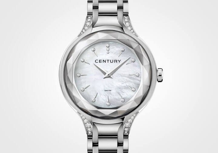 CENTURY世纪表First Class手表共有48个手工切割和抛光的刻面。48并非随机选择的数字：设计师将它分成了12个区域，呼应12个泪滴形时标刻度