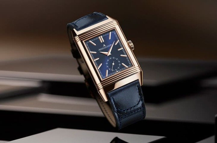 Reverso Tribute Duoface双面分别是蓝色与银色太阳放射纹，背面还有24小时显示方便佩戴者判读。