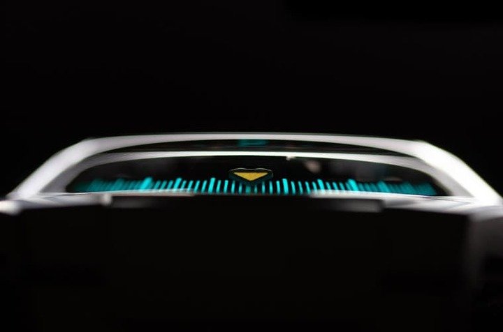UR-100V Magic T独特的卫星小时显示系统，使得分钟刻度只需集中于面盘下缘即可。