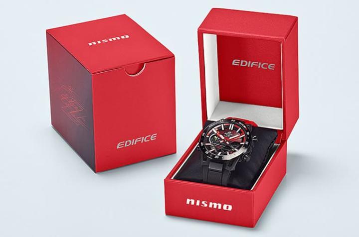 EDIFICE x NISMO联名表拥有特殊外盒设计，以大红色诠释赛车的热血氛围。