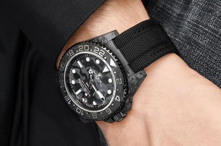 全黑设计且重量轻盈的GMT-Master II，戴在手上别具时尚品味。Source：Designa Individual Watches