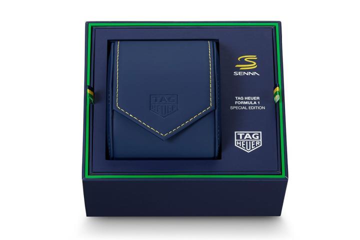 特别版包装结合深蓝及绿黄细节，呼应艾尔顿．塞纳的头盔配色。相配的旅行收纳包饰有压印 TAG Heuer 盾形标志和黄色缝线，致敬塞纳的传奇速度与不屈精神。