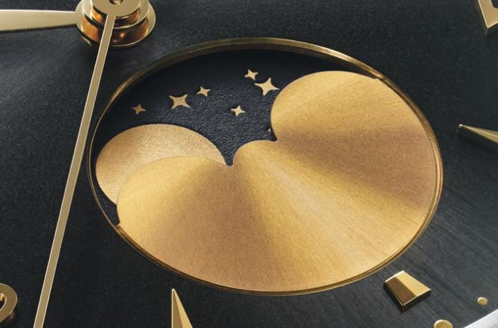 6 点钟方向的月相显示是整只表的灵魂，透过描绘星空的旋转圆盘，动态呈现月亮盈亏过程，诗意十足，赋予手表浪漫氛围。