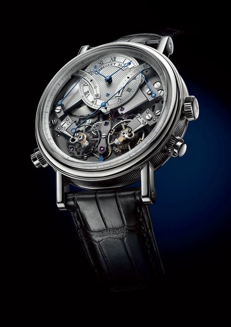 宝玑传世系列Tradition Chronographe Indépendant 7077计时码表秉承该系列传统特色，尤其是完美的对称效果。玑镂刻花的金质镀银表盘以 12 点位置的偏心表盘显示小时和分钟，计时指针则位于表盘中央