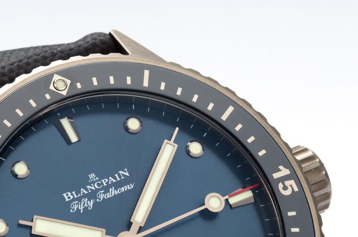 Bathyscaphe的表圈是陶瓷再加上液态金属技术，陶瓷的色圈先做出刻度数字的凹槽，再将能跟陶瓷完全密合的液态金属以加压的方式填进凹槽，成品的色圈和数字刻度间绝无缝隙，是集团的独家技术