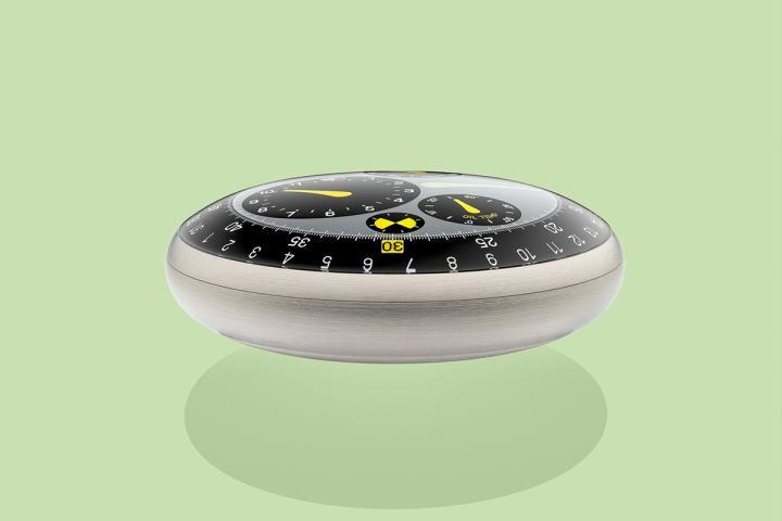 Ressence 的专利 ROCS 3 系统透过磁力驱动的旋转显示盘让时间 "不再依附指针"，而是以图像形式存在，使表面完全消除折射干扰，任何角度皆如纸面般纯净。