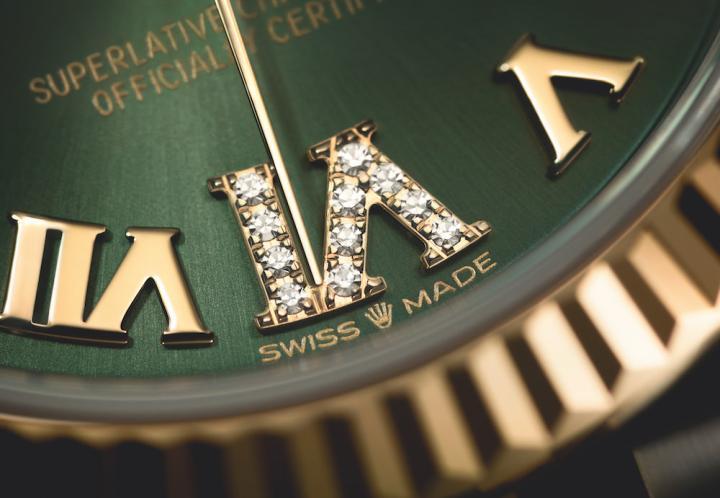 面盘上以18ct黄金装饰罗马数字，６点钟则用11颗钻石排列出罗马数字VI