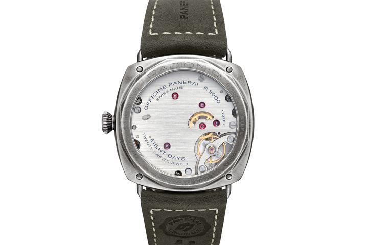 PAM02088 搭载 P.5000 机芯，可从镂空表背一览其精密结构。此款手动上链机芯具备 8 日动力储存，是沛纳海腕表历史上最经典的特色之一。