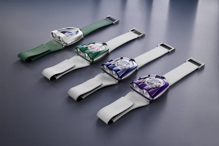 MB&F于2023年推出HM8 Mark 2五级钛金属搭配白色CarbonMacrolon®表壳版本；另限量推出绿色CarbonMacrolon®表壳，2024年以全新样貌回归，换上晶亮的蓝宝石色泽板材，同样限量发售。2025年紫色CarbonMacrolon®表壳版本，限量33只。