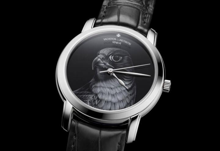 Les Cabinotiers阁楼工匠Grisaille虽然仅为大三针基本功能，但是它的面盘同样经过灰阶珐琅技法呈现出一只猎鹰图案，纯粹而简约的展现出珐琅技法的精妙