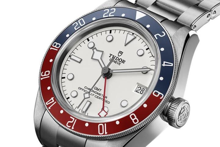 手表的面盘经过电镀后呈现白灰色雾面质感，与一般的白色面盘不同。