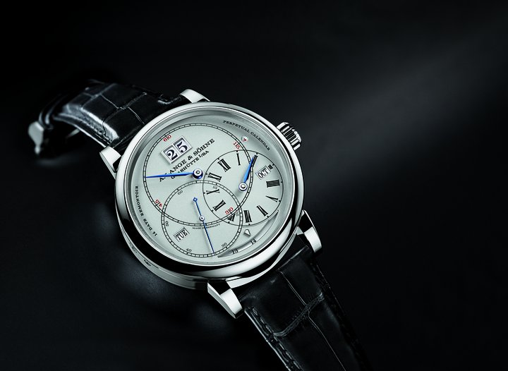圆形设计的时间显示和万年历窗口是RICHARD LANGE PERPETUAL CALENDAR “Terraluna”的特色之处。