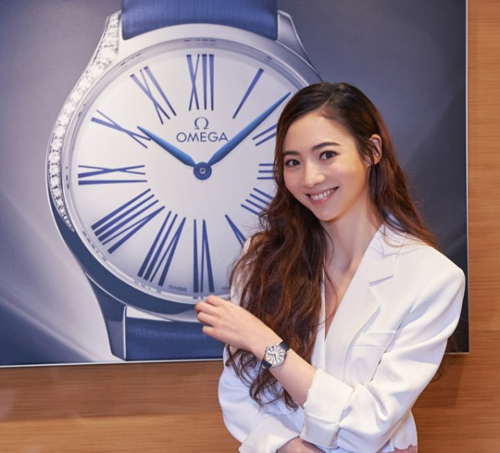 欧米茄邀请到清新系女神谢沛恩抢先试戴碟飞系列Trésor腕表，她简洁用三个词来形容自己对此新系列的印象：「百搭、优雅、气质。」