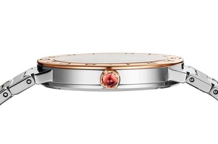 宝格丽奠基于Bvlgari Bvlgari系列，采用不锈钢搭配玫瑰金材质制作Lisa联名表。