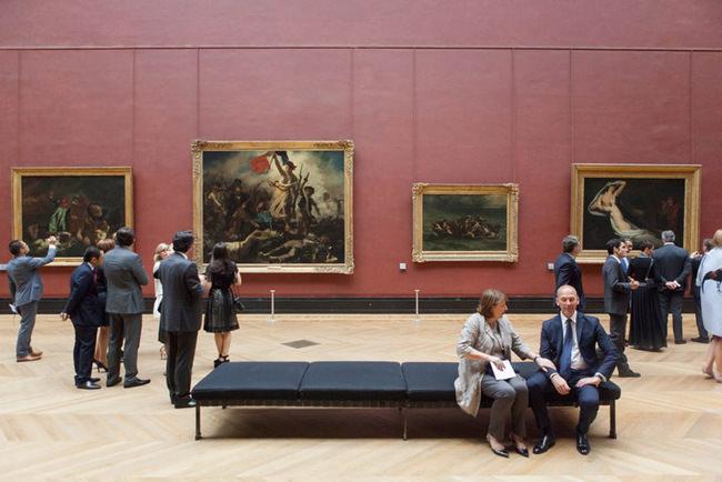BREGUET庆祝卢浮宫路易十四到路易十六展厅重新开幕活动，活动中与会贵宾一同参观卢浮宫藏品