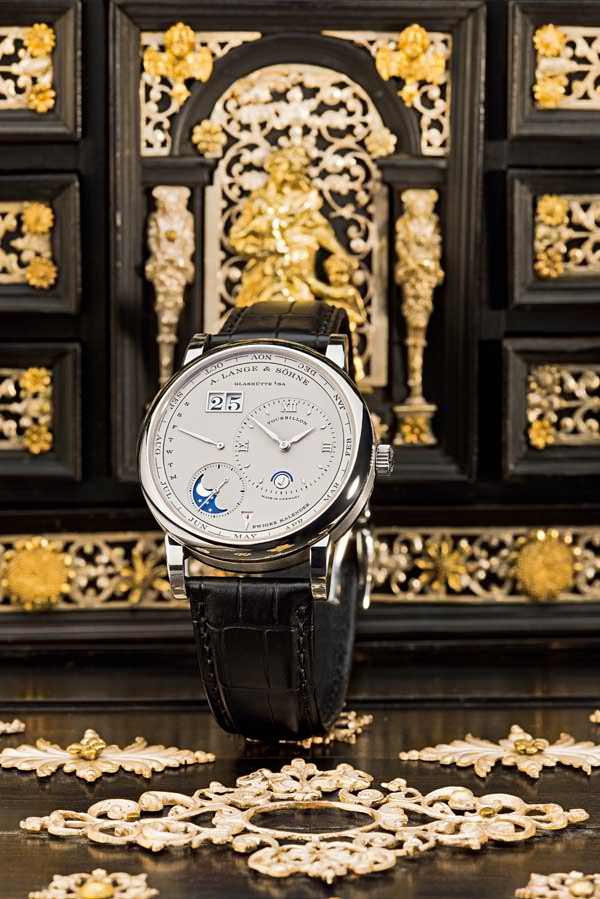 LANGE1 TOURBILLON PERPETUAL CALENDAR 展示于由Boas Ulrich制造的柜橱上，约1600年