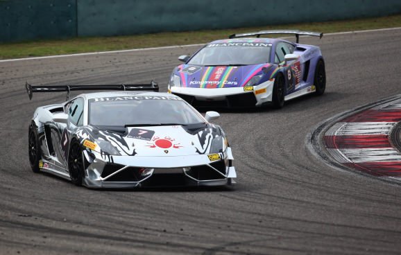 行驶在上海国际赛车场赛道上的Blancpain宝珀-兰博基尼Super Trofeo超级挑战赛赛车